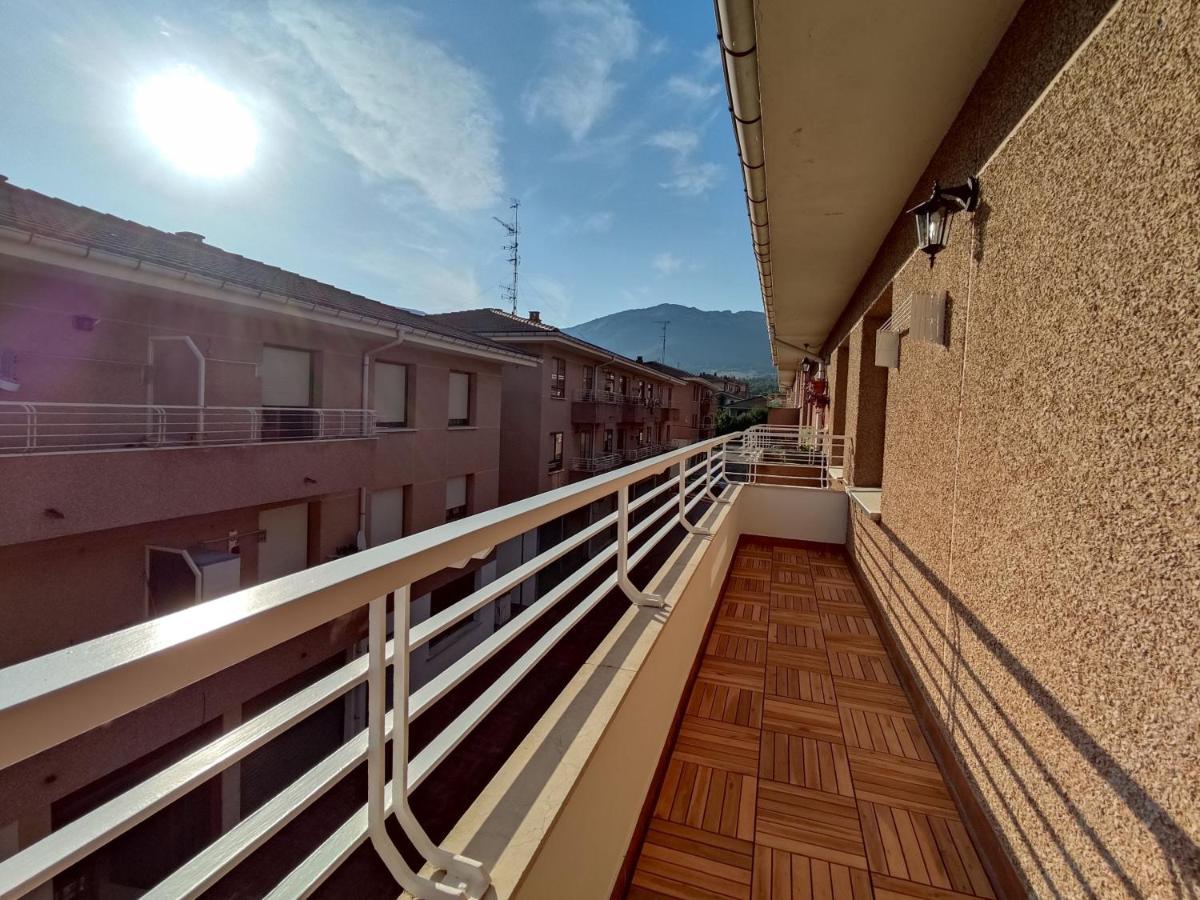Acogedor Apartamento Junto A La Plaza Villasana de Mena Bagian luar foto
