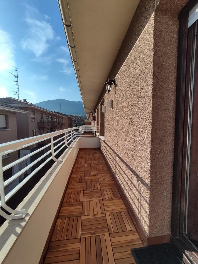 Acogedor Apartamento Junto A La Plaza Villasana de Mena Bagian luar foto
